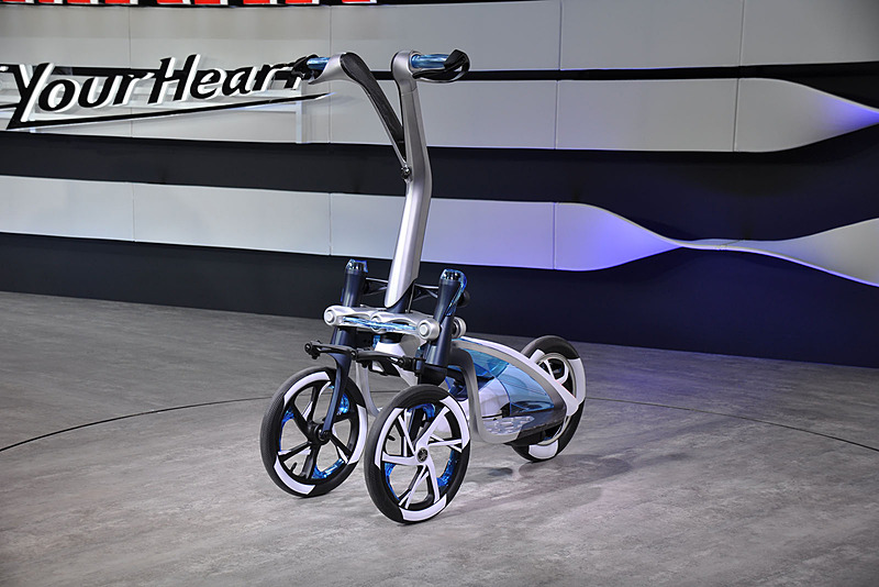 TRITOWNは電動モビリティであるとともにかなりスリムな構造。ライダーのバランスで操作を行なう