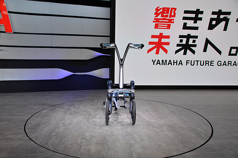 TRITOWNは電動モビリティであるとともにかなりスリムな構造。ライダーのバランスで操作を行なう