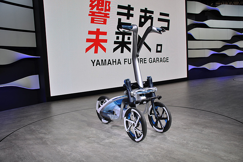 TRITOWNは電動モビリティであるとともにかなりスリムな構造。ライダーのバランスで操作を行なう