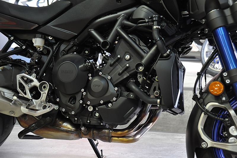 エンジンは水冷4ストローク並列3気筒/DOHC 4バルブ