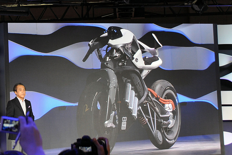 MOTOROiDは柳弘之氏の声による操作で自立して見せた