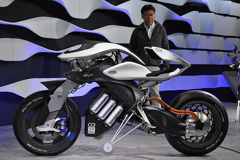 EVであり、フロントフォークやバッテリー部分、カウルに独特のデザインが採用されている