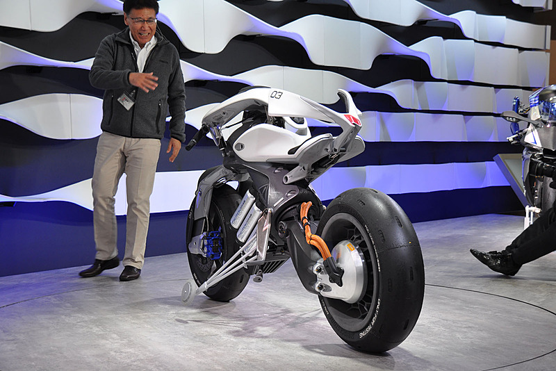 バランス技術による自立は、低速走行時などでの安全性を向上させる