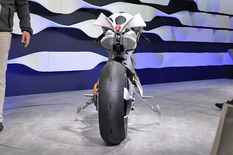 左右補助輪を装着しているものの、自立中の安定度は高い