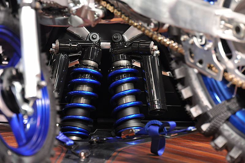 バイク用のツインショックをモチーフとした巨大サスペンションはCROSS HUB CONCEPTの後輪サスペンションなのだと言う