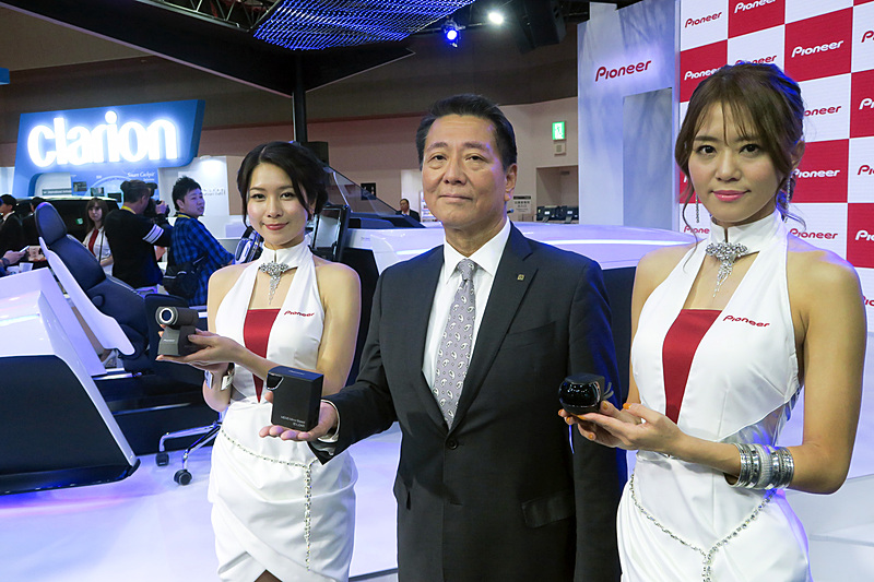 3D-LiDARを手にするパイオニア株式会社 取締役兼常務執行役員の大舘諭氏