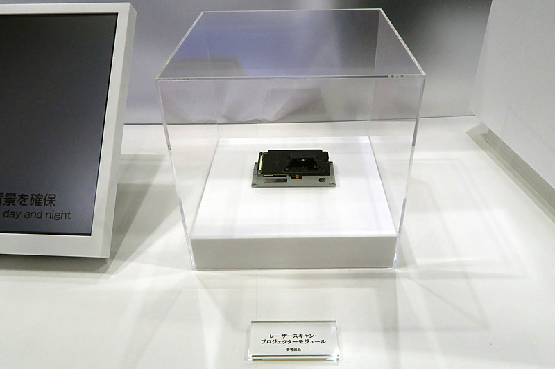 レーザースキャンHUDで使われるモジュール。スクリーンまで含めて自社開発となっているため、トータルで画質を高められると担当者は話す