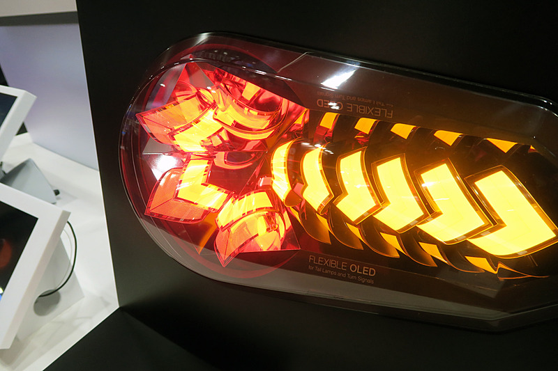 曲げることができるフレキシブルタイプの有機EL照明パネルを使ったテールランプ＆ターンシグナル