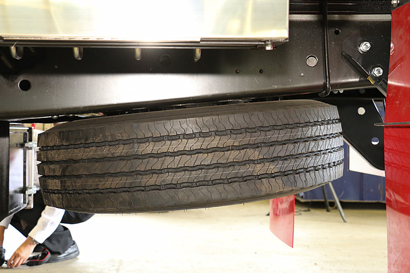 トラックに積載されるスペアタイヤの例