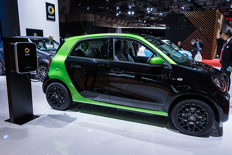 参考出品となる「スマート フォーフォー」をベースにした新型のEV（電気自動車）「スマート フォーフォー electric drive」