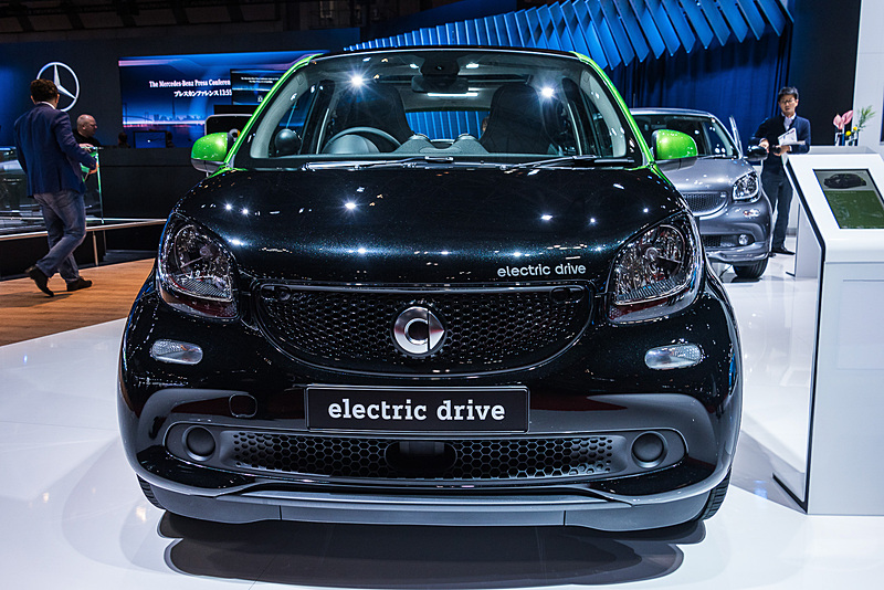 参考出品となる「スマート フォーフォー」をベースにした新型のEV（電気自動車）「スマート フォーフォー electric drive」