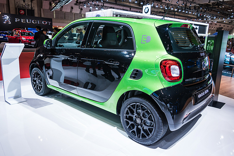 参考出品となる「スマート フォーフォー」をベースにした新型のEV（電気自動車）「スマート フォーフォー electric drive」