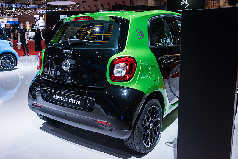 参考出品となる「スマート フォーフォー」をベースにした新型のEV（電気自動車）「スマート フォーフォー electric drive」