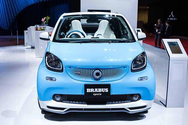 好みに合わせてボディカラーとトリディオンセーフティセル、フロントグリルの3つのパーツの色を選べる「スマート ブラバス cabrio」テーラーメイドモデル