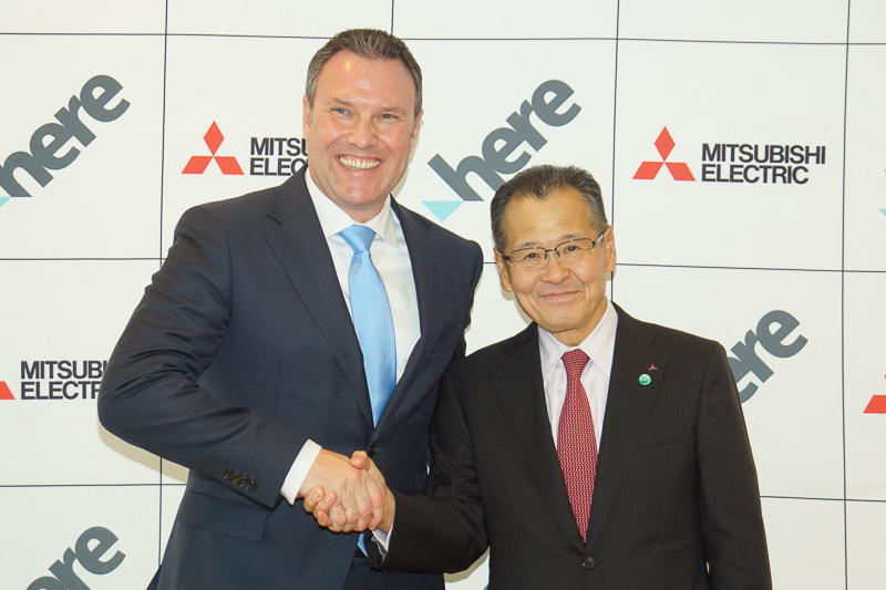 左からHERE CEOのエザード・オーバービーク氏と三菱電機株式会社 専務執行役 自動車機器事業本部長の井口功氏