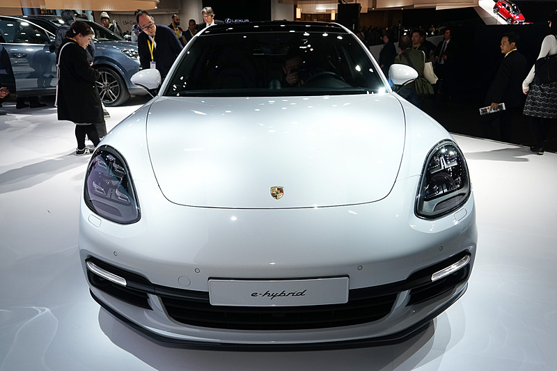 パナメーラ スポーツツーリスモのボディサイズは5049×1937×1428mm（全長×全幅×全高）で、ホイールベースは2950mm。日本でも4月7日に予約受注を開始しており、「パナメーラ4 スポーツツーリスモ」（1297万3000円）、「パナメーラ4 S E-ハイブリッド スポーツツーリスモ」（1521万3000円）、「パナメーラ4 S スポーツツーリスモ」（1704万3000円）、「パナメーラターボ スポーツツーリスモ」（2453万3000円）の4モデルを展開