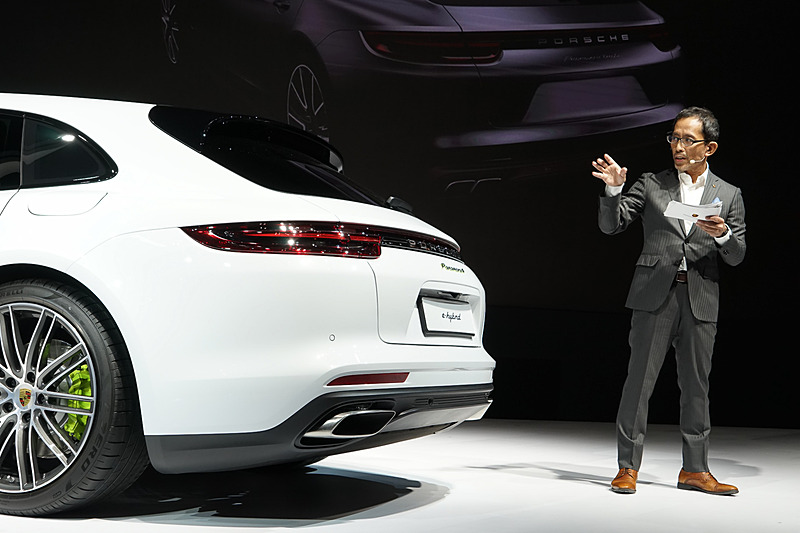 パナメーラ スポーツツーリスモのデザインについて、山下氏は「スタイリングチームにとって一番のチャレンジは、ラゲッジルームを増やしながらいかにスポーツカーとして見せるかということでした。ポルシェにとってすべてのクルマはスポーツカーでなくてはなりません。社内ではワゴンとは呼びません」と語る