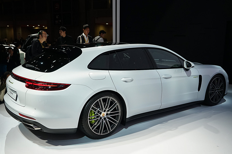 パナメーラ スポーツツーリスモのリア側からの眺め。後部デザインについては、後ろに行くほどキャビンが絞られるとともに、力強く幅広なリアフェンダーを採用するなどスポーツカーとしての要素が盛り込まれる