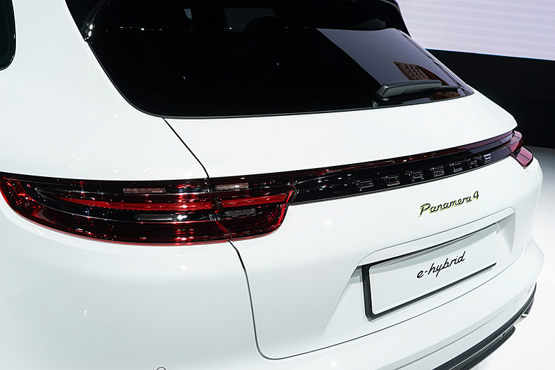 リアまわり。テールランプはひと目でポルシェと分かる個性的なデザインに仕上げたという
