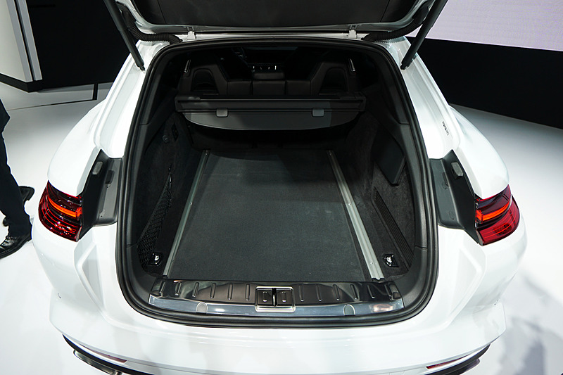 パナメーラ スポーツツーリスモ ラゲッジルーム。容量は1390L（パナメーラ4 E-ハイブリッド スポーツツーリスモは1295L）まで拡張できる