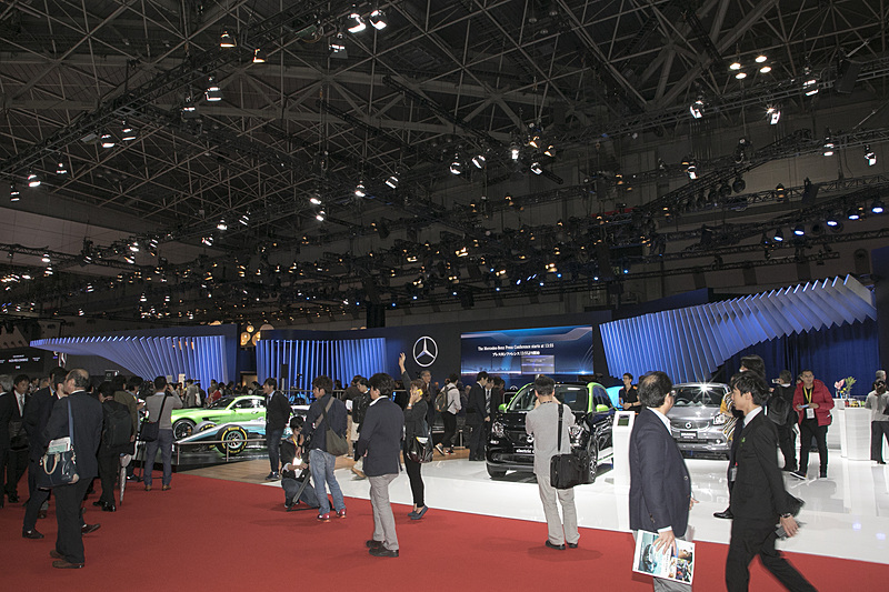 メルセデス・ベンツブースはメルセデス・ベンツ、AMG、マイバッハ、スマートとそれぞれ展示コーナーが分かれている。AMGはセンターに位置する