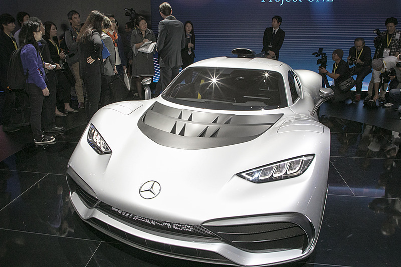 実車を見ながらの説明。ウィーゼ氏からはまず概要が説明された