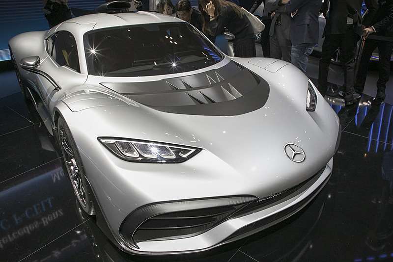 実車を見ながらの説明。ウィーゼ氏からはまず概要が説明された