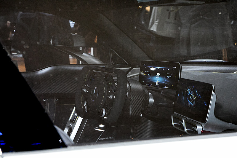 ドアオープンがなかったのでインテリアの詳細は撮影できなかったが、ウィンドウ越しにステアリングやメーターを見ることができた