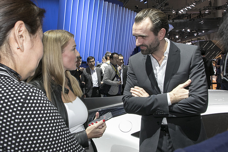 メルセデスAMG Project ONEの開発責任者のレーネー・ウォルマン氏が登場