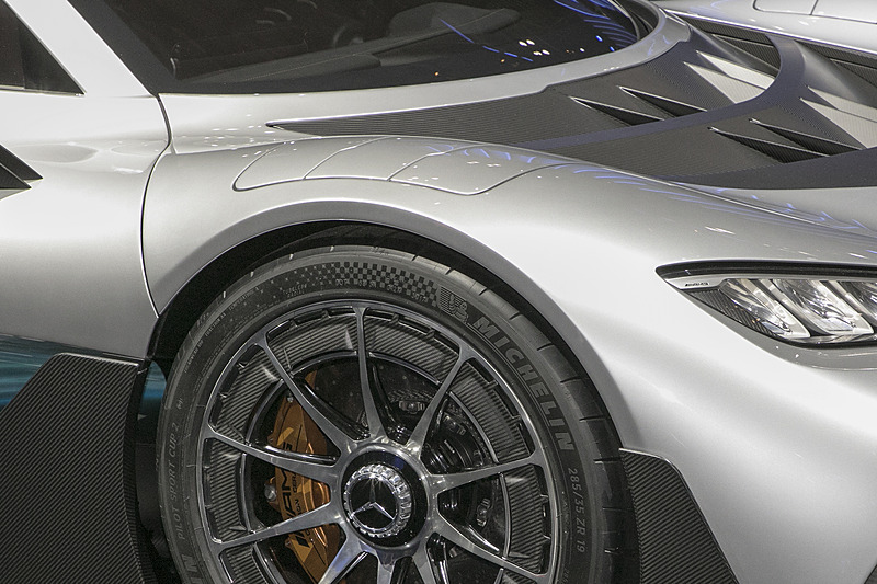 フェンダーの上にはリアスポイラーと連動して動くフラップがある。ここが開くとタイヤハウス内にたまった空気を効率よく排出できる