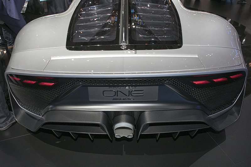 エンジンフードはクリア素材。マフラーの出し方はメルセデスF1マシンのようなデザイン