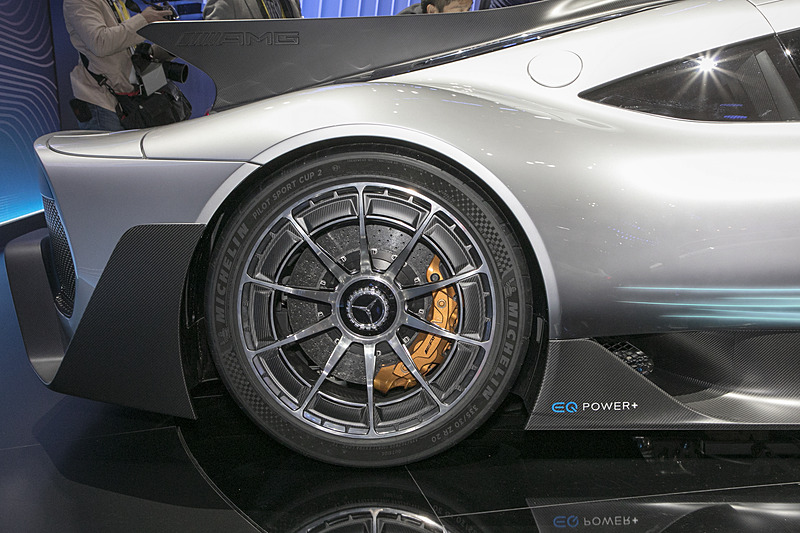 ブレーキはカーボンディスクでホイールにもカーボンが使われている。リアタイヤの前にはメルセデス・ベンツの電動モビリティの新しいブランドである「EQ」のロゴが入る