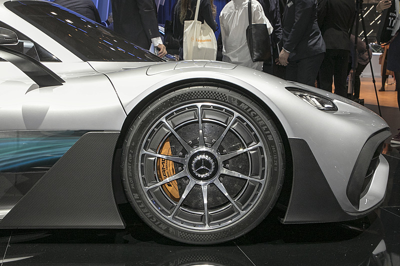 ブレーキはカーボンディスクでホイールにもカーボンが使われている。リアタイヤの前にはメルセデス・ベンツの電動モビリティの新しいブランドである「EQ」のロゴが入る