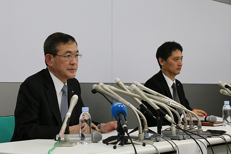生産工程の完成検査員問題で緊急記者会見を開催。株式会社SUBARU 代表取締役社長 吉永泰之氏（左）、執行役員 品質保証本部長 大崎篤氏（右）