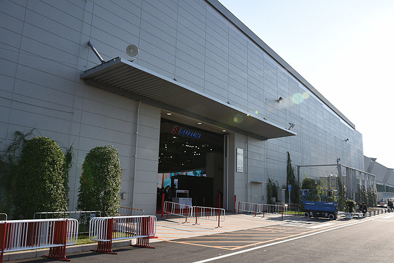 東7ホール、ホンダやスズキなどがブースを構える。この角度からだとスズキのブースをチラ見できる
