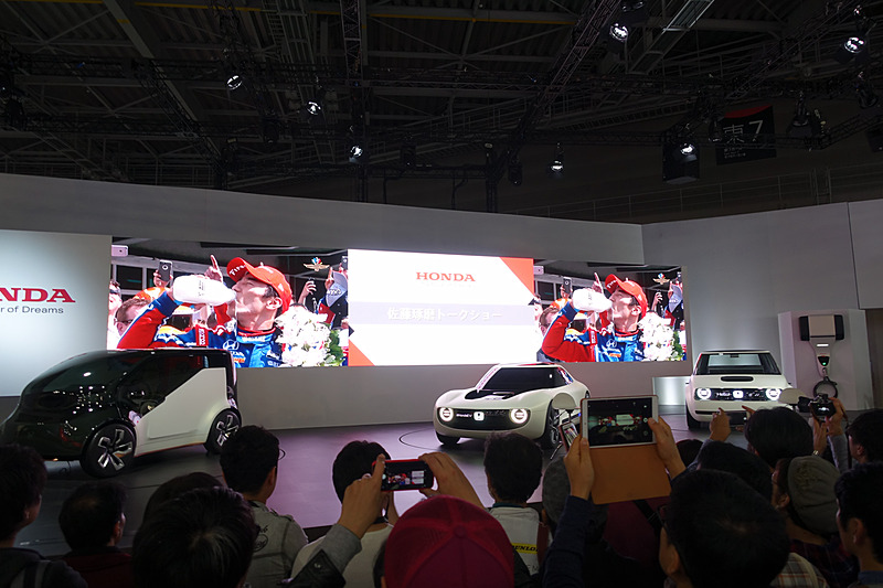 インディ500を制し、牛乳を飲むシーンが放映されると各所で拍手が