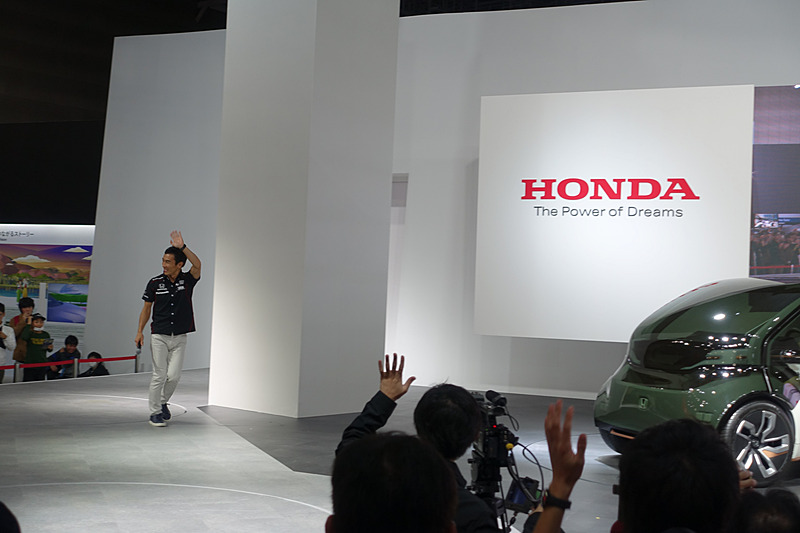 拍手とともに佐藤琢磨選手登場