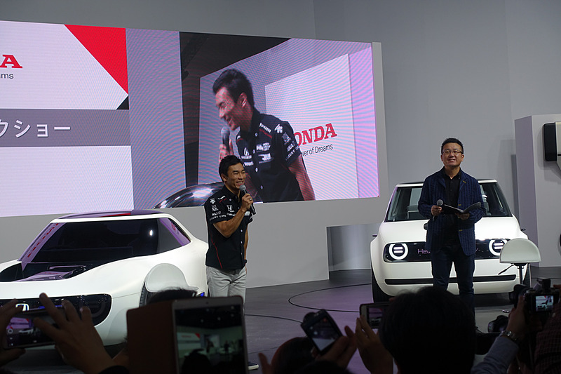 佐藤琢磨選手はホンダブースでトークショーを実施