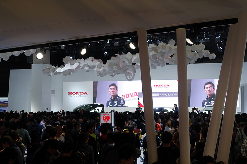 人、人、人のホンダブース。ホンダブースに限らず、各ブースは多くの来場者で賑わっていた