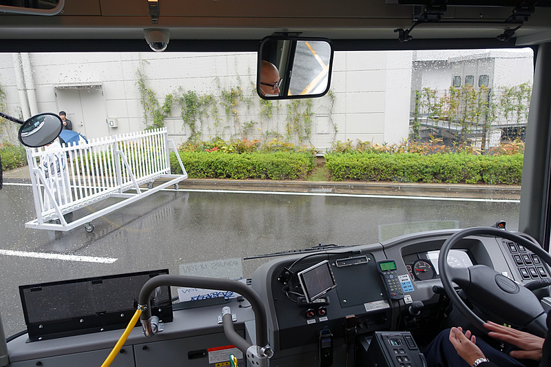 出発。バスの前に見えるのが東8ホールの壁