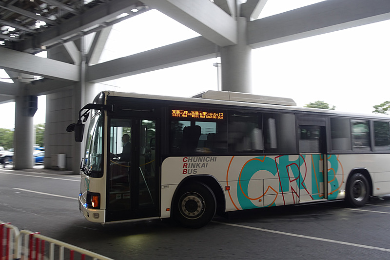 乗客を降ろしたバスは転回して、再び西ホールから東ホールへ向かっていく