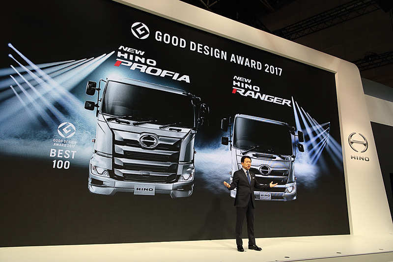 プレスカンファレンスで登壇した日野自動車株式会社 代表取締役社長 最高経営責任者 下義生氏は、新型「プロフィア」「レンジャー」がグッドデザイン賞を獲得したことを報告。なかでもプロフィアは「グッドデザイン・ベスト100」にも選出されたとのこと