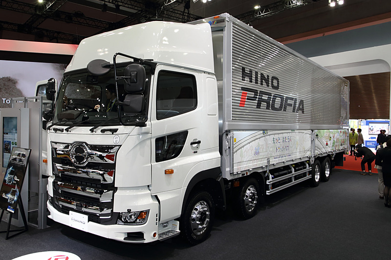 「プロフィア 2RG-FW1AXHG」。今春に14年ぶりのフルモデルチェンジを果たした。対人検知が可能な衝突被害軽減ブレーキ「PCS」や車線逸脱警報など先進の安全装備を標準装備する。エンジンを13.0リッターから9.0リッターの「A09C」エンジンに変更し、大幅な軽量化も実現した。トランスミッションはAMT12段