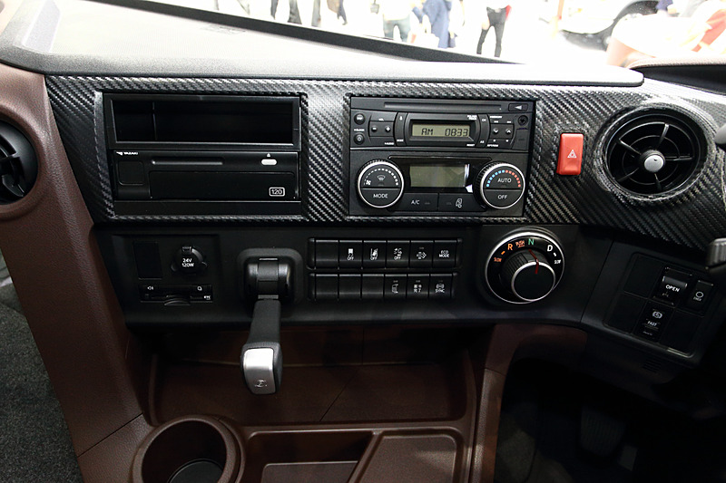 ダイヤル式のギヤセレクターやサイドブレーキのレバーもインパネに配置し、広々とした空間を確保した新型プロフィアのインテリア。天井は成人男性が立って着替えができるほど高い