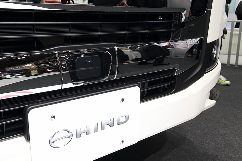 形状認識に強い画像センサーや、距離認識に強いミリ波レーダーによる先進安全装備を標準装備している