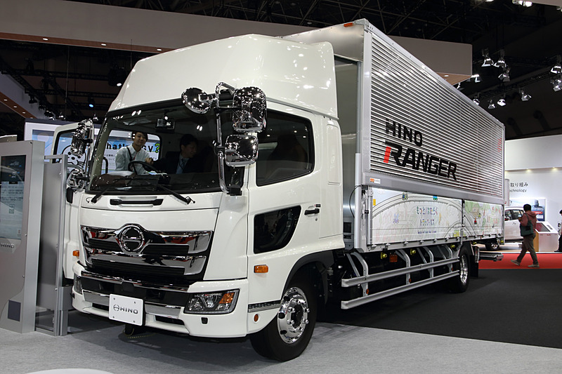 「レンジャー 2PG-FE2APBG」。プロファイアと同時に今春フルモデルチェンジを果たした。エクステリア、インテリアともに一新し、先進の安全装備を標準装備した中型トラック。すべてのエンジンを5.0リッターの「AO5C」に一本化。平成28年排出ガス規制適合。トランスミッションはAMT7段