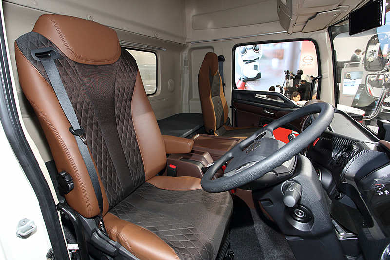 ダイヤル式のギヤセレクターをインパネに設置することにより、スムーズに車内を動ける