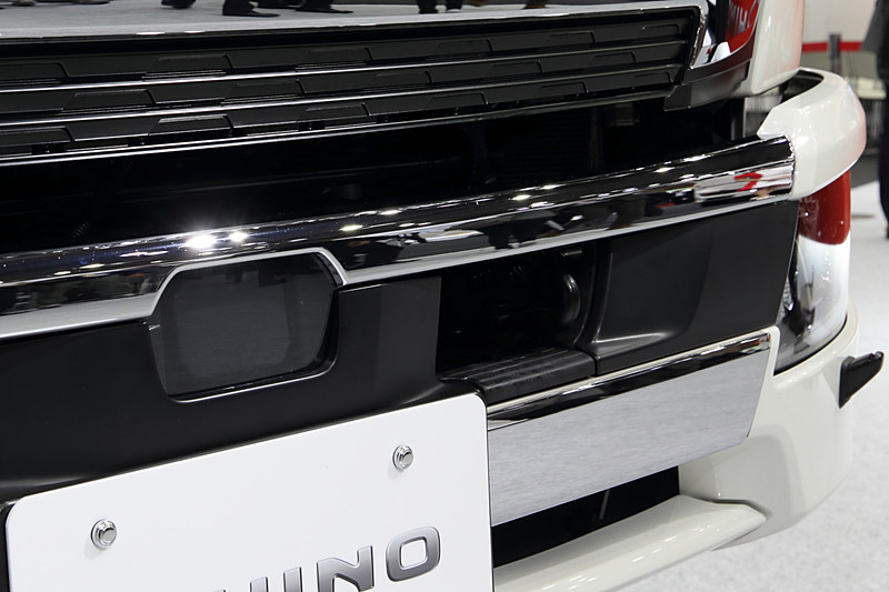 新型プロフィア同様、画像センサーやミリ波レーダーを備える