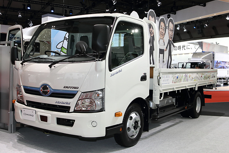 「デュトロ ハイブリッド TSG-XKU712M」。「ヒノノニトン」のTVCMでおなじみの小型トラック。4.0リッターエンジンに36kWのモーターを組み合わせる。バッテリーはニッケル水素（288V/6.5AH）