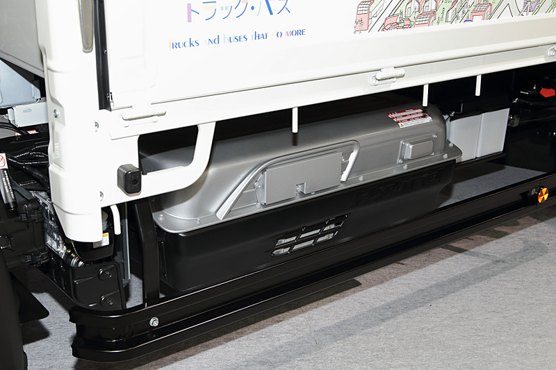 バッテリー、インバータ、コンピューターを集約した軽量ユニット